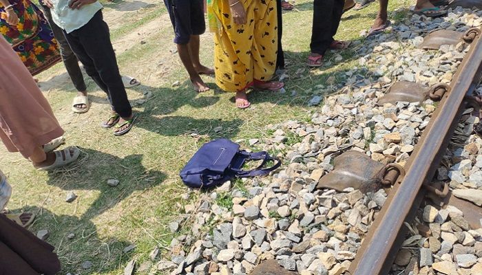 ট্রেন আসতেই নিচে ঝাঁপিয়ে পড়েন নারী