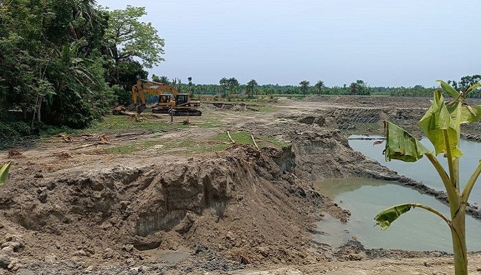 পুঠিয়ায় রাতের আধারে পুকুর খনন