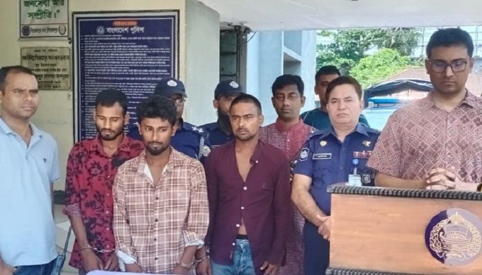 পিরোজপুরে কুপিয়ে পা বিচ্ছিন্ন, আটক ৪