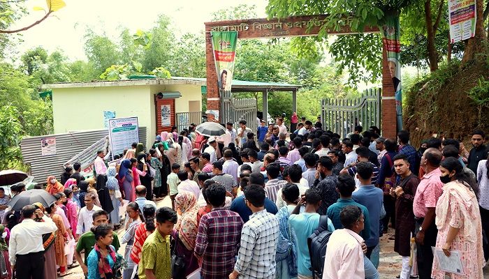 ভর্তি পরীক্ষায় অংশ নেওয়া শিক্ষার্থীরা। ছবি: রাঙ্গামাটি প্রতিনিধি