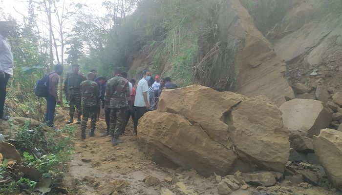 বাঘাইছড়িতে পাহাড় ধস, সড়ক যোগাযোগ বিচ্ছিন্ন