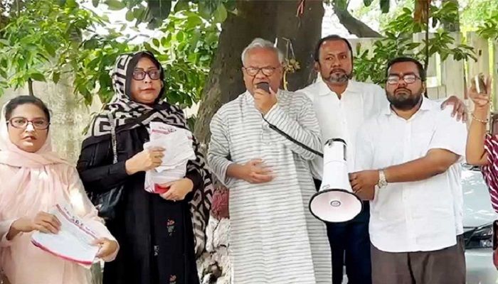 বক্তব্য রাখছেন বিএনপির সিনিয়র যুগ্ম মহাসচিব রুহুল কবির রিজভী