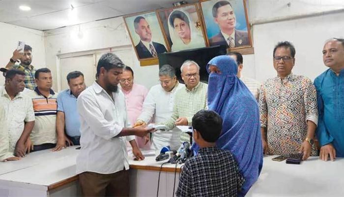 আমাদের পায়ের নিচে মাটি নেই: রিজভী