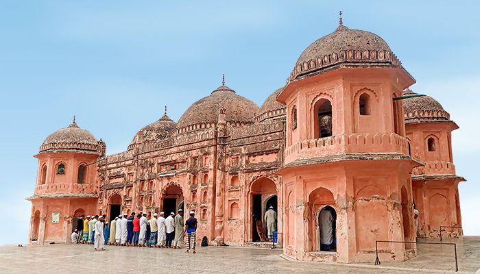 দৃষ্টিনন্দন সাত গম্বুজ মসজিদ