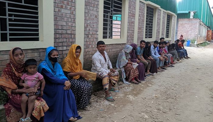 বকেয়া বেতনের দাবিতে কারখানার সামনে শ্রমিকদের অবস্থান