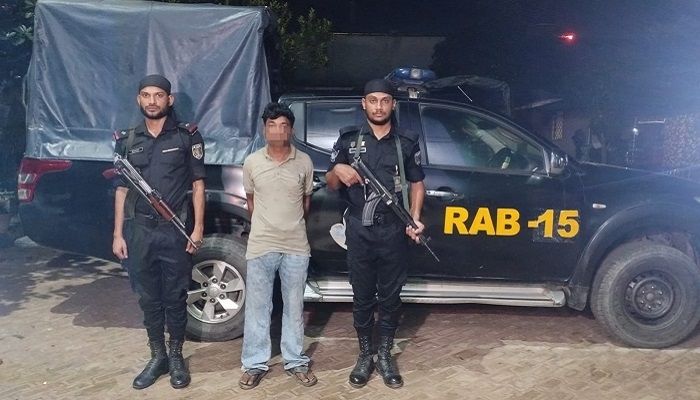 টেকনাফে অস্ত্র ও গুলিসহ আটক ১