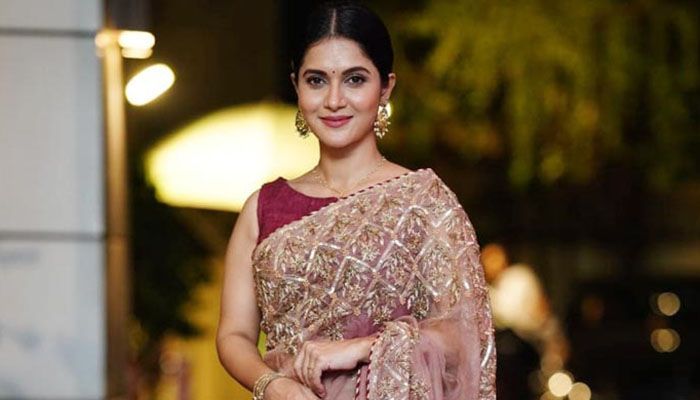‘দাদাসাহেব ফালকে’ পুরস্কার পেলেন মিথিলা
