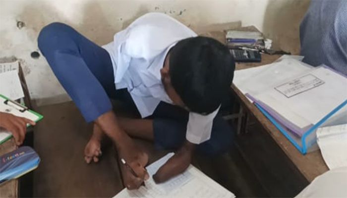 পা দিয়ে লিখে জিপিএ-৫ পেলো রাব্বি