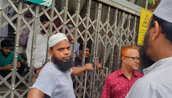 অটোরিকশা চালকদের অবরোধে মেট্রোরেলের ২ স্টেশনের গেট বন্ধ