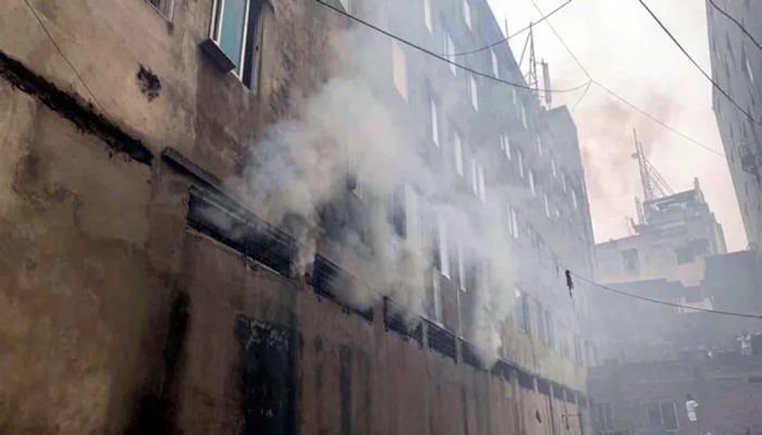রাজধানীর ধোলাইখালে ব্যাংকে আগুন নিয়ন্ত্রণে 