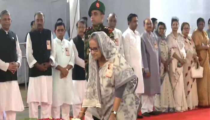 ৬ দফা দিবসে বঙ্গবন্ধুর প্রতিকৃতিতে প্রধানমন্ত্রীর শ্রদ্ধা