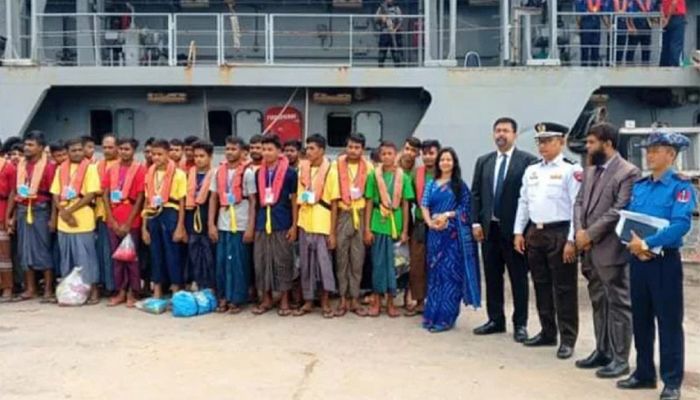 মিয়ানমার থেকে দেশে ফিরল ৪৫ বাংলাদেশি