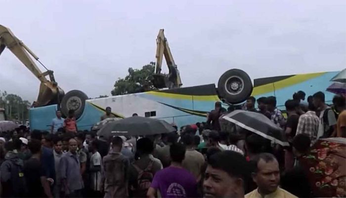 সীতাকুণ্ডে বাস খাদে পড়ে নিহত ১, উদ্ধার কাজ চলছে