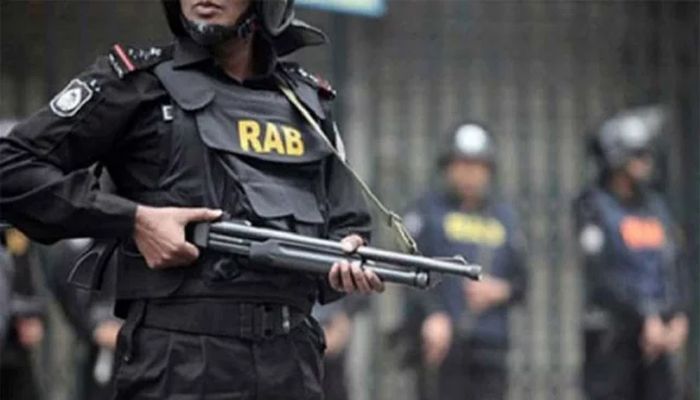 নয়াপল্টনের একটি বাড়ি ঘিরে রেখেছে র‌্যাব