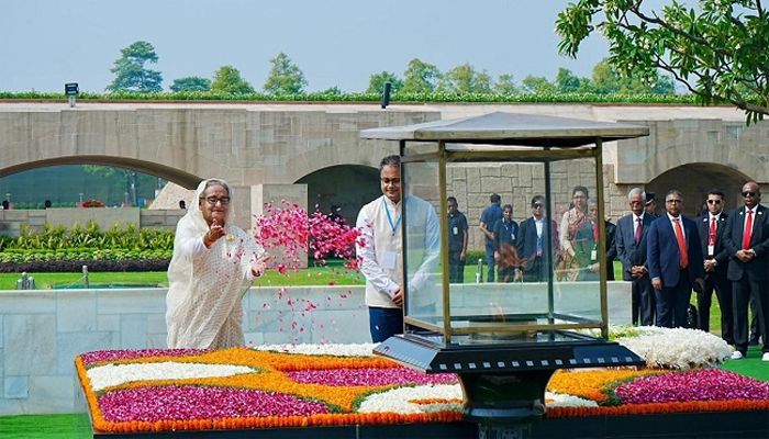 মহাত্মা গান্ধীর সমাধিতে শেখ হাসিনার শ্রদ্ধা