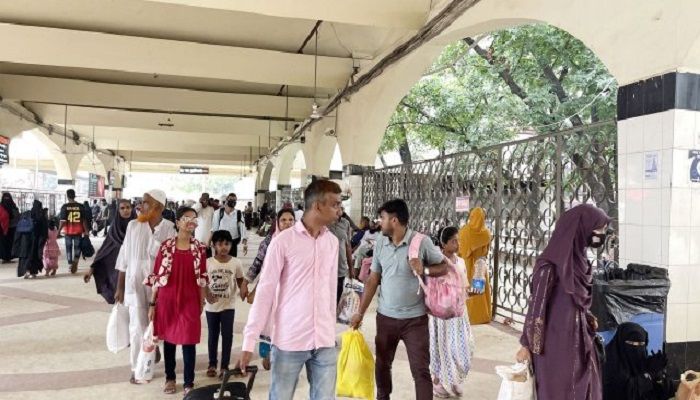 ভোগান্তি ছাড়াই ট্রেনে ঢাকায় ফিরছেন রাজধানীবাসী