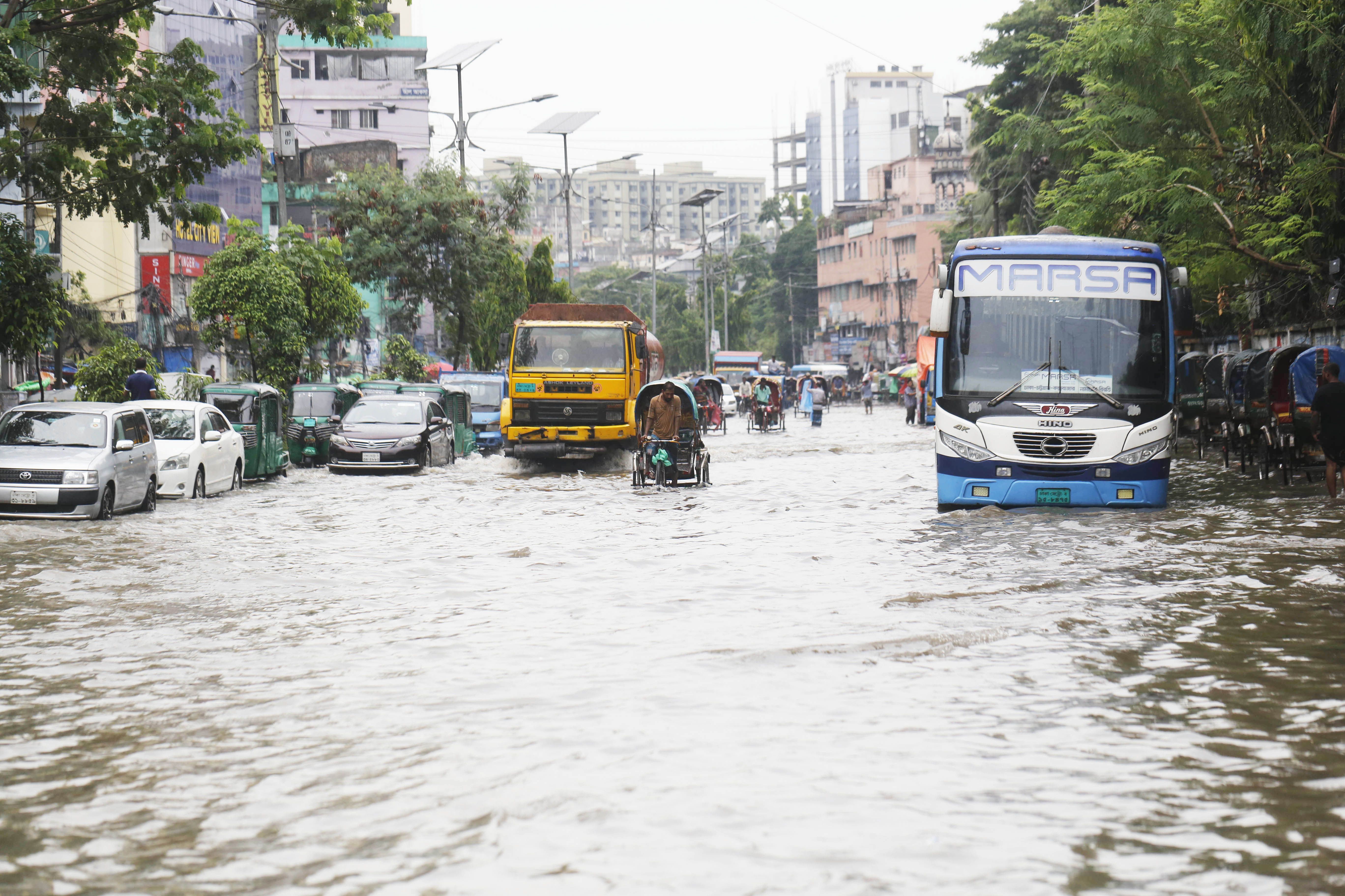 বৃষ্টিতে রাজধানীর বিভিন্ন সড়কে জলাবদ্ধতা