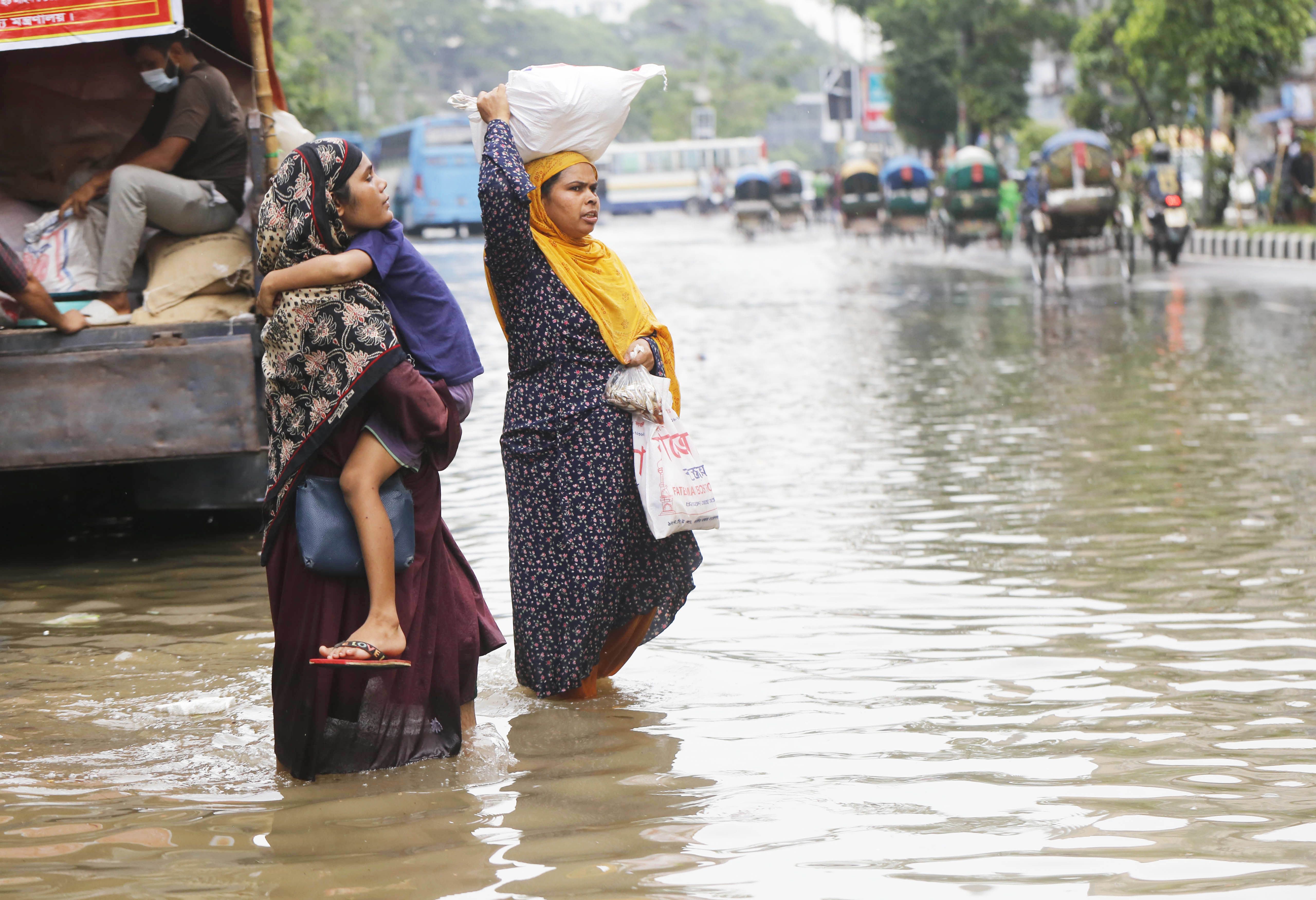 বৃষ্টিতে রাজধানীর বিভিন্ন সড়কে জলাবদ্ধতা