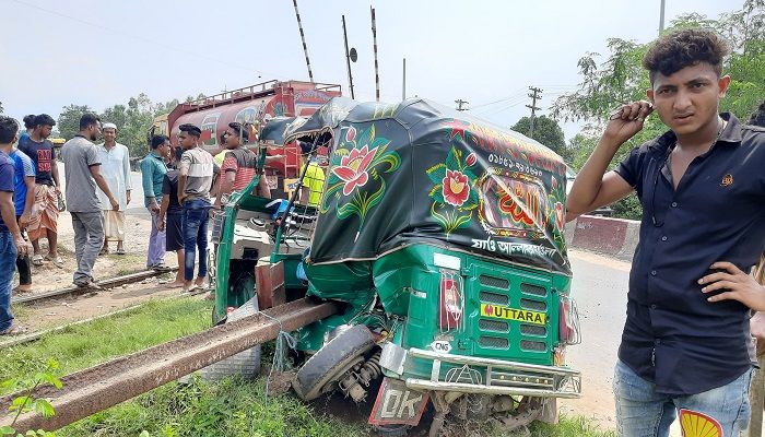হবিগঞ্জে ট্রেনের ধাক্কায় প্রাণ গেল অটোরিকশা যাত্রীর