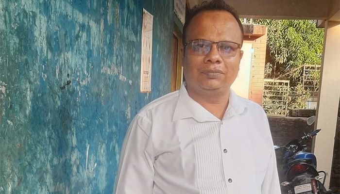 নোয়াখালীতে চেম্বারে ডেকে নিয়ে কলেজ ছাত্রীকে ধর্ষণ, ভুয়া ডাক্তার গ্রেপ্তার