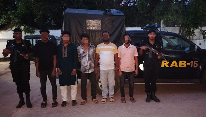 কক্সবাজারে অস্ত্রসহ ৫ জন আটক
