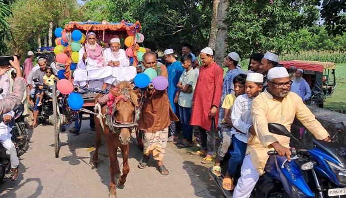 ঘোড়ার গাড়িতে চড়িয়ে ইমামকে রাজকীয় বিদায়