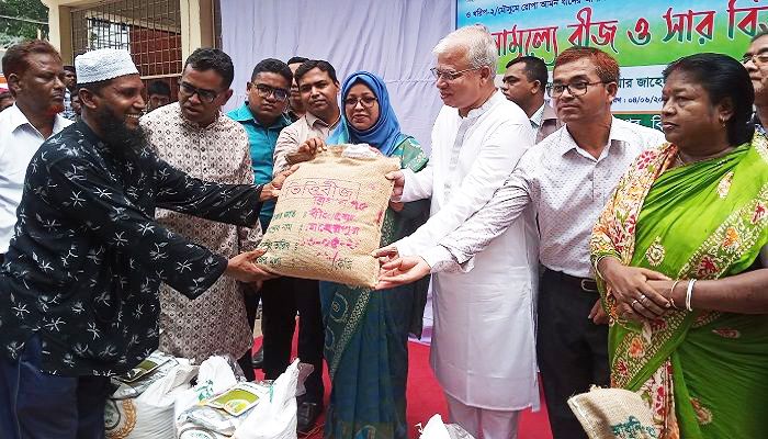 কৃষকের মাঝে বীজ ও সার বিতরণ করলেন এমপি মহুল