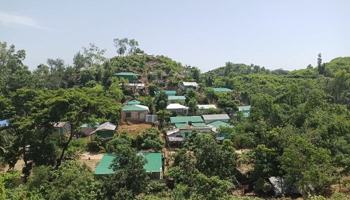 পাহাড় কেটে ঝুঁকিতে বাস করছে ৩ লক্ষাধিক মানুষ