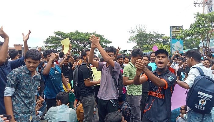 কোটা বাতিলের দাবিতে ববি শিক্ষার্থীদের মহাসড়ক অবরোধ