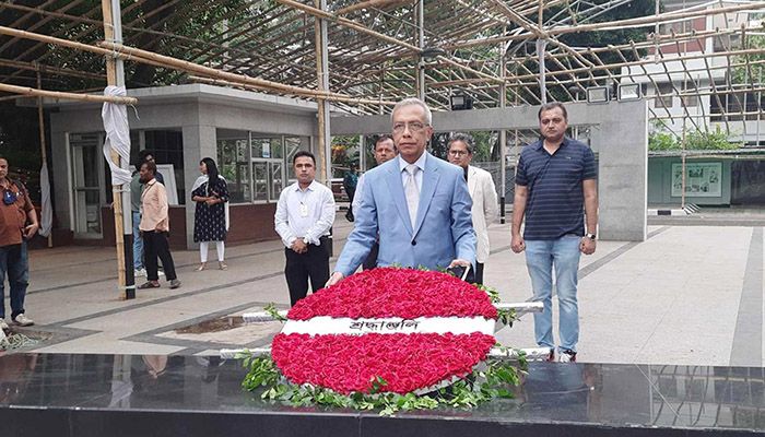 বঙ্গবন্ধুর প্রতিকৃতিতে নাঈমুল ইসলাম খানের শ্রদ্ধা