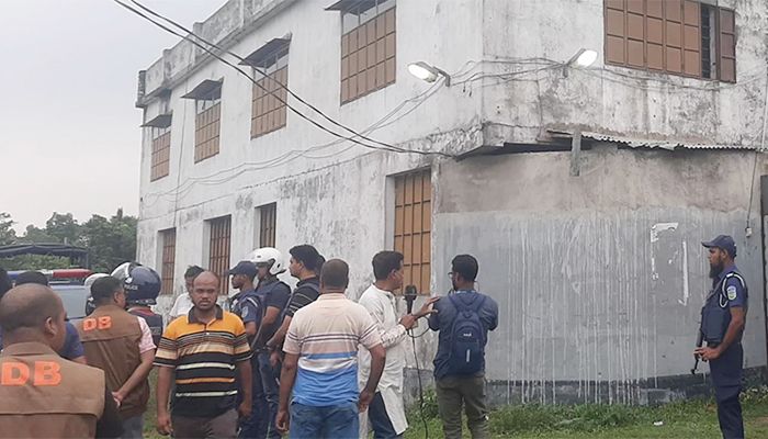 নেত্রকোণায় জঙ্গি আস্তানা সন্দেহে বাড়ি ঘিরে রেখেছে পুলিশ