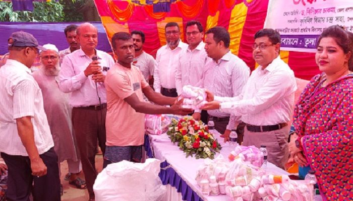 চুয়াডাঙ্গার ১৬৯০ তুলা চাষি পেল প্রণোদনার উপকরণ