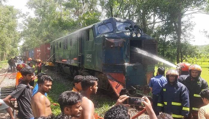 চট্টগ্রামে চলন্ত ট্রেনের ইঞ্জিনে আগুন
