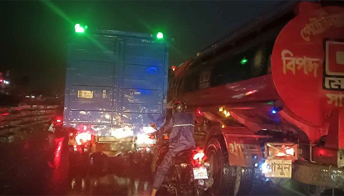 ভারী বৃষ্টিতে মহাসড়কে জলাবদ্ধতা, ঈদযাত্রায় ভোগান্তি 