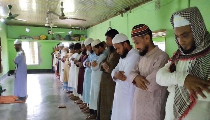  গাইবান্ধায় সৌদির সাথে মিল রেখে ঈদ উদযাপন