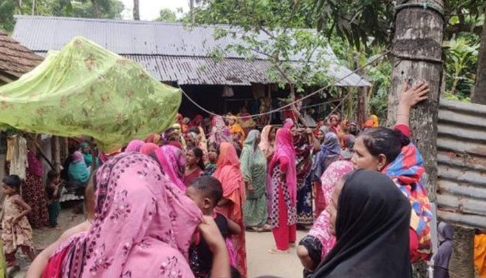 গাজীপুরে মায়ের লাশ দাফনে ২ ছেলের বাধা