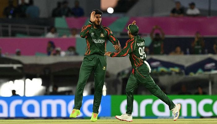 বোলারদের ঘূর্ণিতে অল্পতেই আটকে গেলো শ্রীলঙ্কা