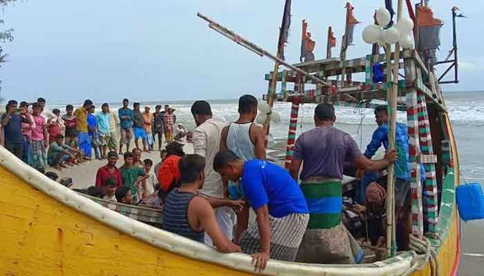 টেকনাফ-সেন্টমার্টিন নৌপথে ঝুঁকি নিয়ে বিকল্প রুটে চলাচল 