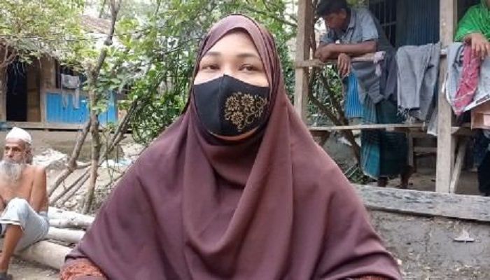 ঝালকাঠিতে স্ত্রী স্বীকৃতির দাবিতে গৃহবধূর অনশন
