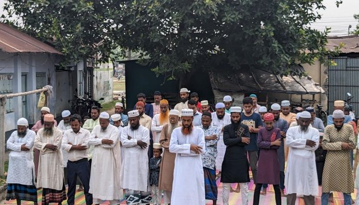 সৌদির সঙ্গে মিল রেখে ঝিনাইদহে ঈদের নামাজ আদায়