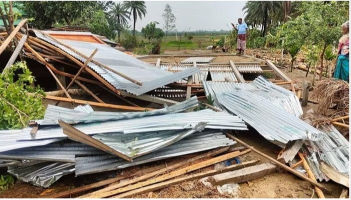 নাটোরে কালবৈশাখী ঝড়ে শতাধিক বাড়িঘর লণ্ডভণ্ড