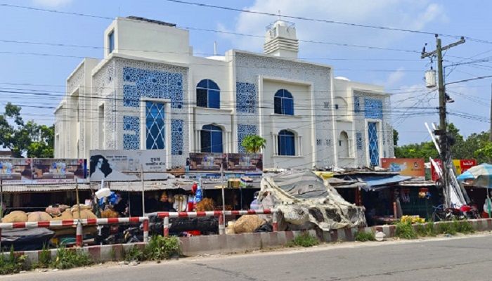 পুঠিয়ায় মডেল মসজিদ ঢাকা পড়েছে অবৈধ স্থাপনায়