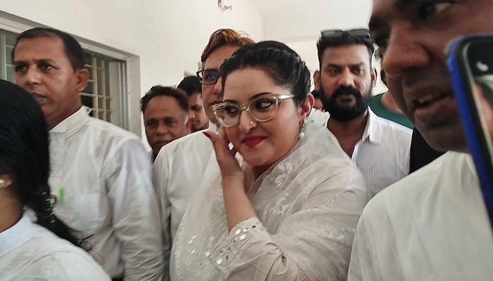 আদালতে আত্মসমর্পণ করে জামিন চাইলেন পরীমণি