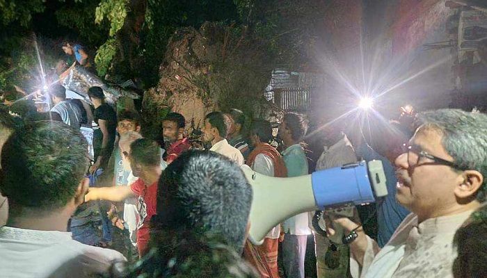 চায়ের দোকানে বটগাছ পড়ে প্রাণ গেল ৪ জনের