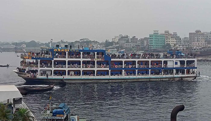 সদরঘাটে ভিড়ছে যাত্রীবোঝাই লঞ্চ