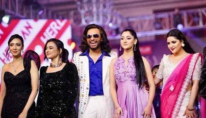 একঝাঁক নায়িকা নিয়ে মঞ্চ মাতালেন শাকিব