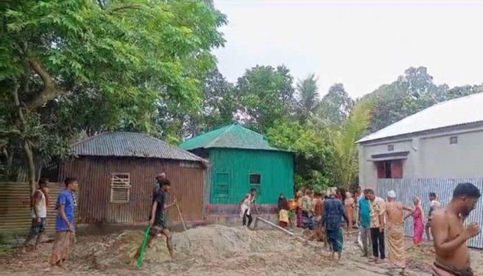 সিরাজগঞ্জে জমি নিয়ে বিরোধের জেরে বাড়ি-ঘর ভাঙচুর