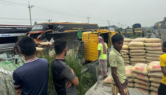 টাঙ্গাইলে মহাসড়কে ট্রাক উল্টে ১৫ কিলো‌মিটার যানজট