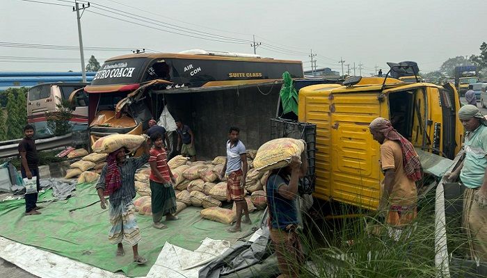 টাঙ্গাইলে পৃথক সড়ক দুর্ঘটনায় নিহত ৪
