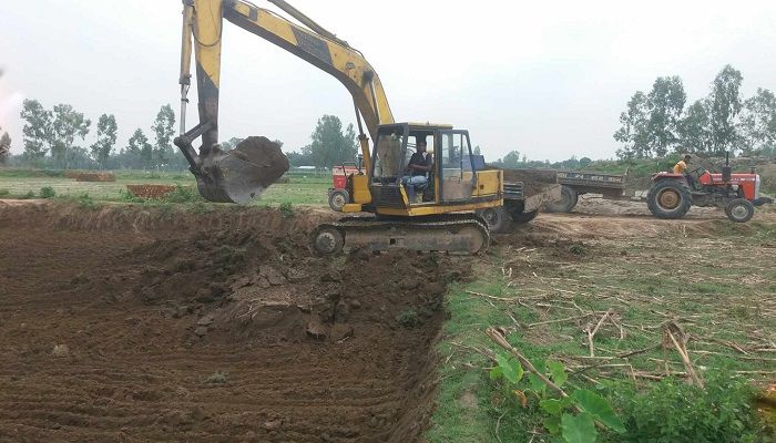 ঠাকুরগাঁওয়ে ফসলি জমি খনন করে মাটি বিক্রি, নষ্ট হচ্ছে সড়ক